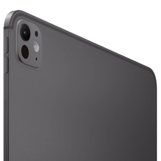 iPad Pro de 13 polegadas (M5) — detalhe editorial oficial da câmera traseira em preto espacial