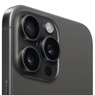 iPhone 15 Pro Max — detalhe traseiro da câmera oficial