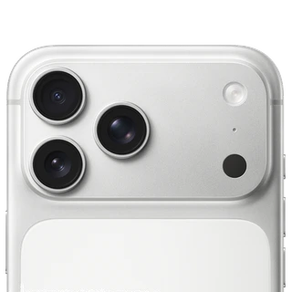 iPhone 17 Pro Max — detalhe traseiro da câmera oficial em prata