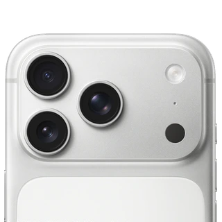 iPhone 17 Pro — detalhe traseiro da câmera oficial em prata